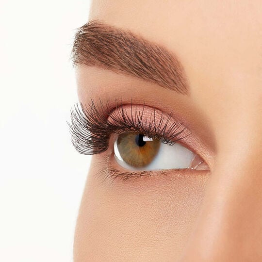 Einzelne falsche Wimpern in mittleren B&uuml;scheln